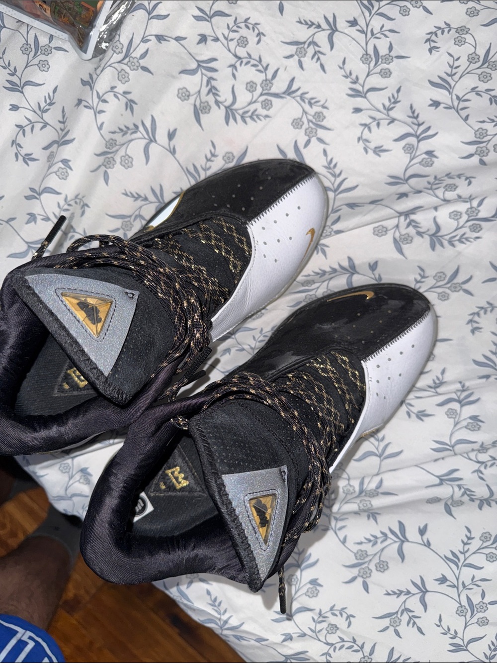 Nike Men’s Low-Top Sneakers in White, Black & Gold - Picture 5 of 5